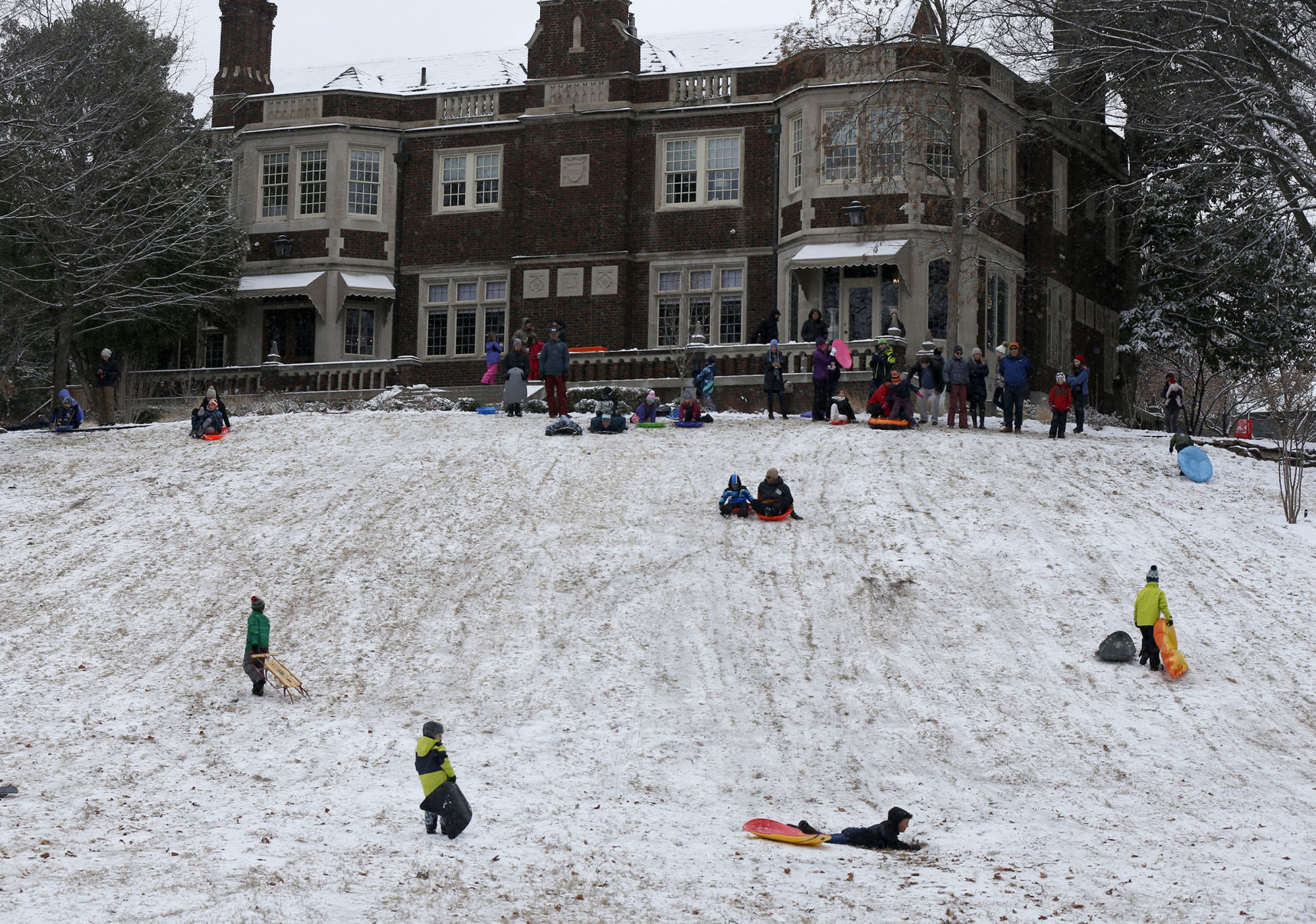 Snow falls on Tulsa area, northeast Oklahoma